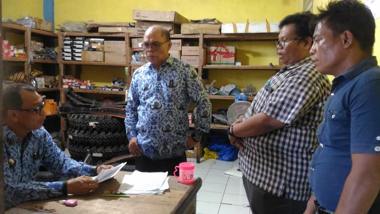 Bupati Yudas Sabaggalet melakukan inspeksi mendadak (sidak) ke Perusda Kemakmuran Mentawai